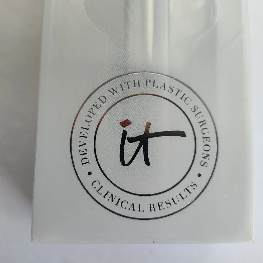 It Cosmetics Heavenly Skin-Hugging Foundation Brush